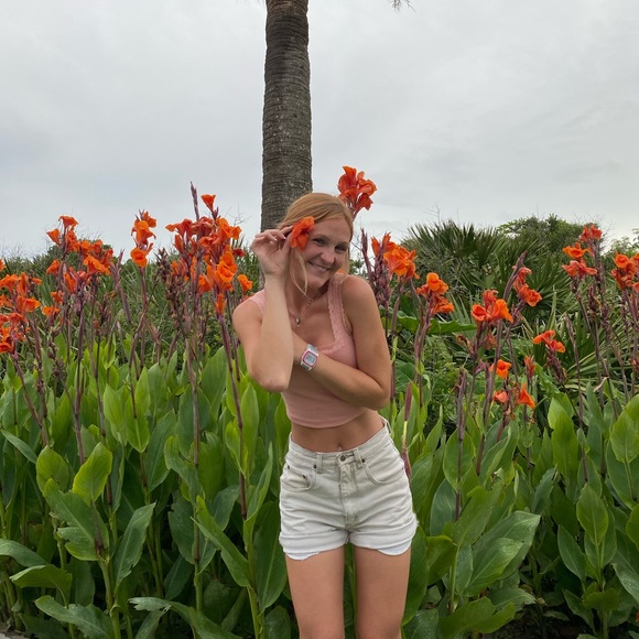 Meet your Posher, Taylor - Picture 2 of 7